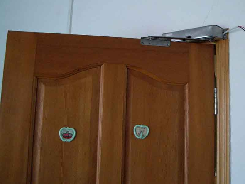 德阳闭门器安装的两个简单方式，平行安装和上门框安装